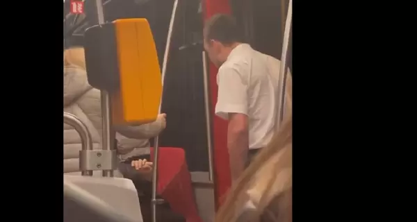 В Праге водитель трамвая набросился на украинцев с ребенком, на скандал отреагировали в МИД