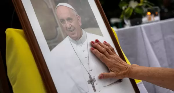 Папа Римский пережил приступ бронхоспазма, его подключили к ИВЛ