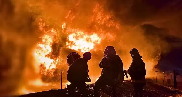 Россияне ударили по многоэтажке в Запорожье, вспыхнул пожар