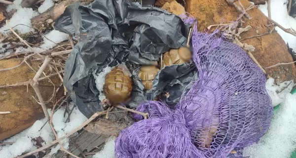 В Киеве мужчина нашел на улице пакет с боевыми гранатами