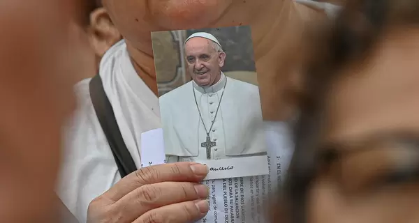 Папа Римский дважды перенес острую дыхательную недостаточность, его снова подключили к ИВЛ