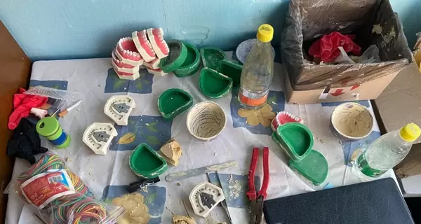 В Киеве задержали молодых людей, которые продавали каннабис во вставных челюстях