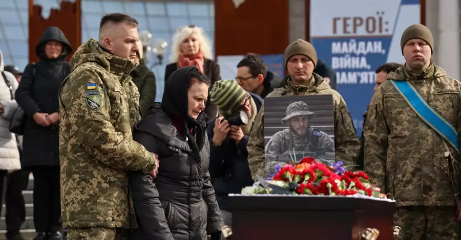 В Киеве прощаются с защитником Украины Василием Ратушным