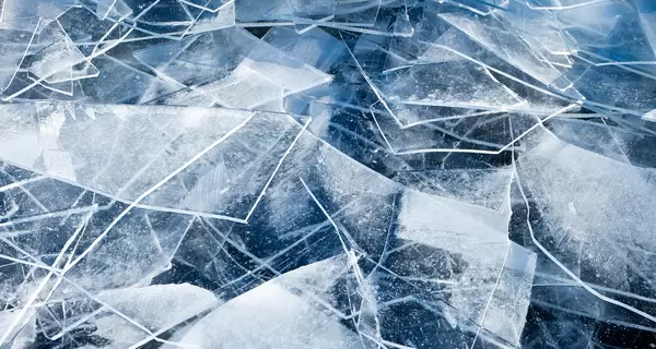 12-летний мальчик провалился под лед, пытаясь сократить путь домой