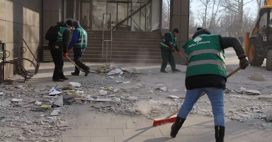 Під час атаки на Херсон отримали поранення дві людини, чоловік у тяжкому стані