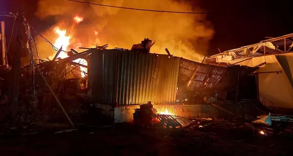 В Ахтырке российские БПЛА попали в школу, а в Богодухове атаковали предприятие - есть жертвы