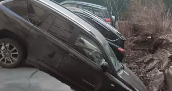 В Киеве под асфальт провалились три автомобиля