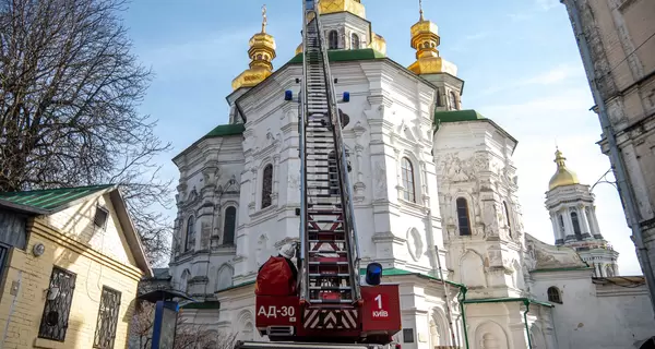 В киевской Лавре на куполе храма завалился крест - спасателям пришлось демонтировать 