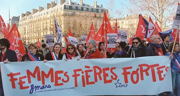 В городах Франции прошли многотысячные демонстрации за права женщин