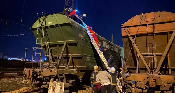 В Одессе двух подростков ударило током на крыше грузового поезда, один из них погиб