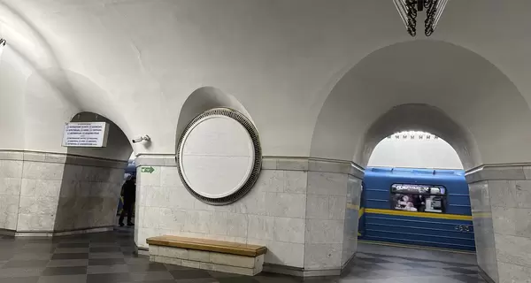 На трех станциях киевского метро осталась советская символика