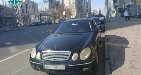 В Киеве мужчина избил инспектора по парковке, которая выписала ему штраф