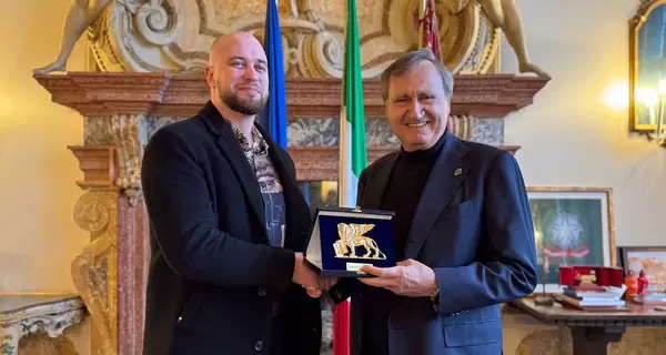 Мэр Венеции наградил украинского военного, спасшего прохожего
