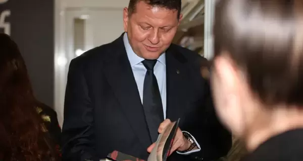 Залужный анонсировал выход своей новой книги о войне