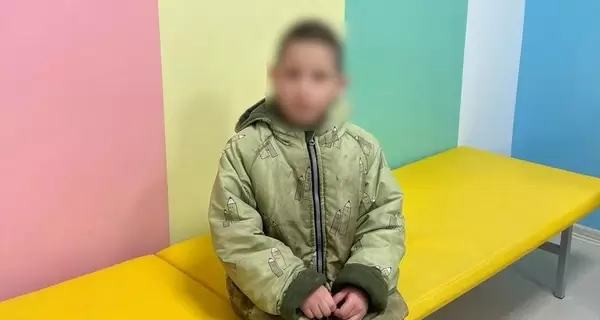 В Никополе полицейский спас 7-летнего мальчика, который отстал от матери и потерялся