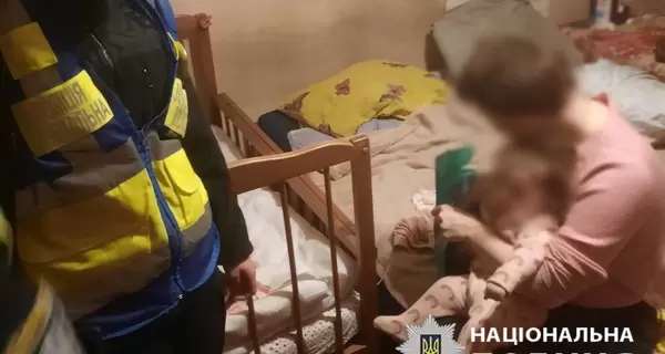 В Киеве пьяная женщина закрылась в чужой квартире с младенцем – ребенка спасали полицейские