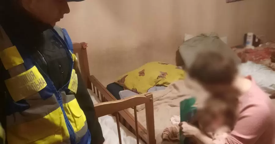 В Киеве пьяная женщина закрылась в чужой квартире с младенцем – ребенка спасали полицейские