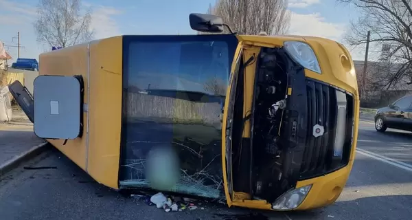В Киевской области в результате ДТП перевернулась маршрутка с пассажирами 