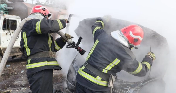 В Ровно взорвался автомобиль возле ТРЦ, ранены два человека