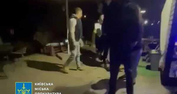 В Киеве двое мужчин избили военного из-за долга - их задержали 