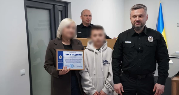 Правоохранители вручили подарки школьнику, сообщившему о попытке вербовки спецслужбами РФ