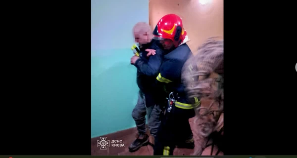 В Киеве мужчина упал в шахту лифта с девятого этажа, но зацепился за троссы на четвертом