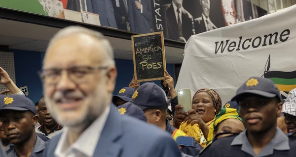 США объявили посла ЮАР персоной нон грата, дома его встречали с песнями