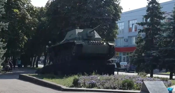 Горсовет Сарн опроверг фейк о сносе уникального танка в центре города