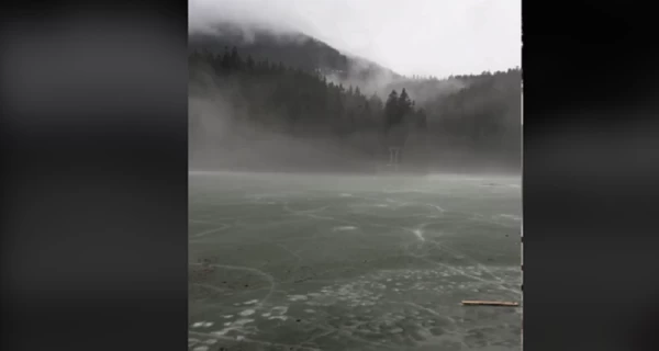 Озеро Синевир все еще покрыто льдом