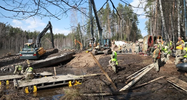 В Литве вытащили из болота бронемашину пропавших американских солдат