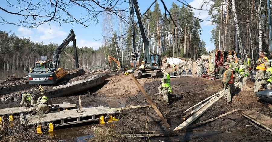 У Литві витягнули з болота бронемашину зниклих американських солдатів