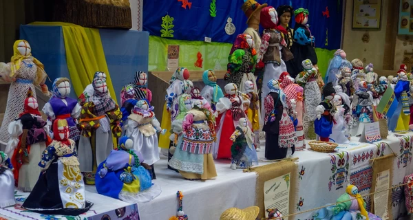 Из Покровской громады в Тернополь эвакуировали уникальную коллекцию кукол-мотанок
