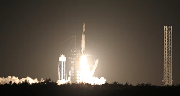 Впервые в истории SpaceX запустила коммерческий космический полет вокруг полюсов Земли