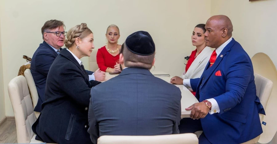 Юлія Тимошенко обговорила з особистим пастором Трампа «справедливий мир для України»