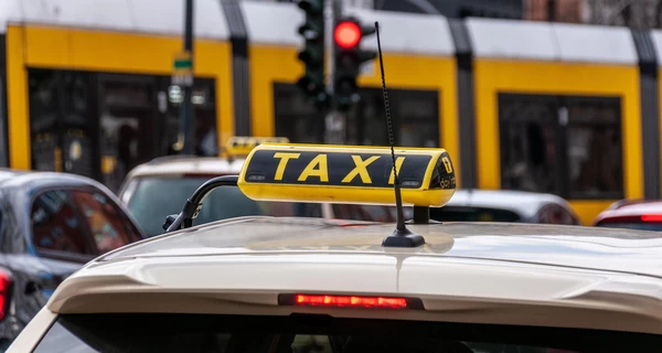 В Киеве водитель такси схватил пассажирку за лицо из-за замечания о русском языке