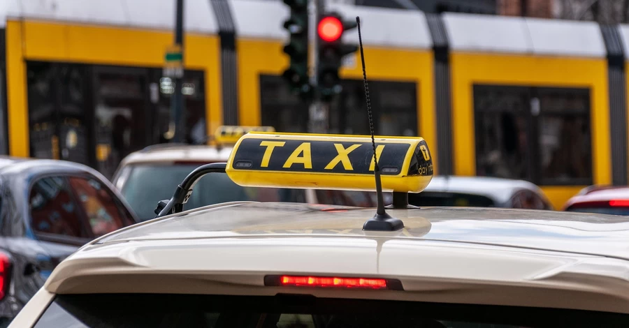 В Киеве водитель такси схватил пассажирку за лицо из-за замечания о русском языке