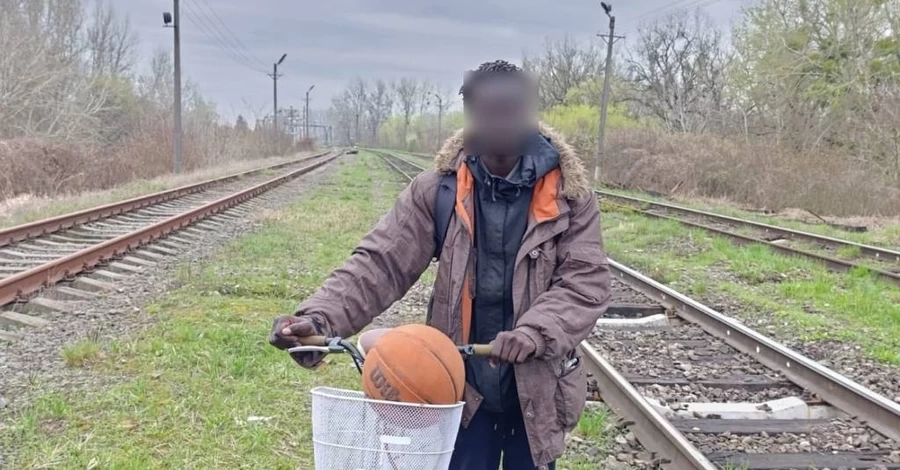 Прикордонники затримали іноземця, який намагався потрапити в Україну на велосипеді