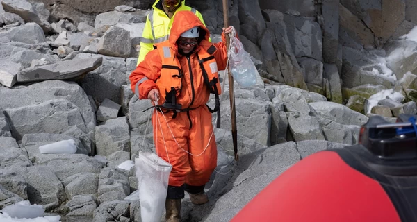 Украинские полярники исследуют, есть ли в пресных водах Антарктики микропластик