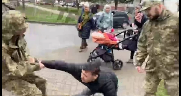 ТЦК прокомментировал инцидент во Львове, где прохожие 