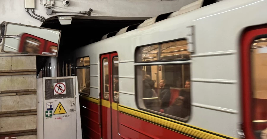В киевском метро под колеса поезда попала женщина, ряд станций закрыли для входа