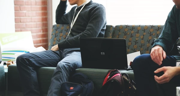 Более 15% студентов-мужчин не вернулись после обмена, но Минобразования не отменяет выезды