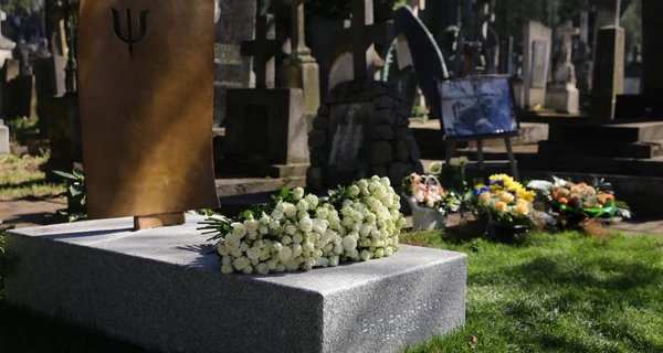 Во Львове на могиле Ивана Вакарчука открыли памятник