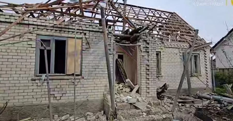 У Херсоні після російського обстрілу під завалами опинились вагітна жінка та дитина 