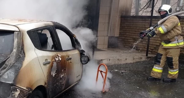 Полиция Киева задержала подозреваемого в поджоге автомобиля возле станции метро 