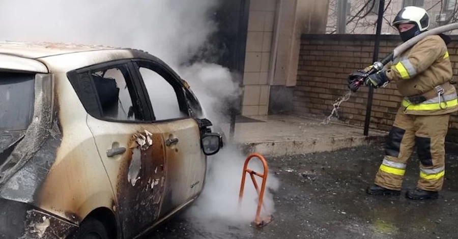 Поліція Києва затримала підозрюваного у підпалі авто біля станції метро 