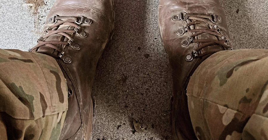 Військовий вибачився перед Укрзалізницею за брудні берці, у компанії відповіли віршем