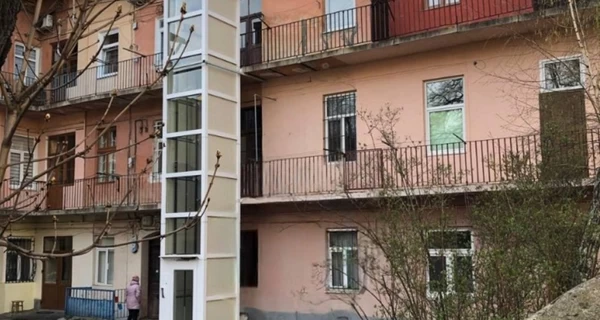 В центре Львова в доме установили внешний лифт для мужчины на коляске, но не всем это понравилось