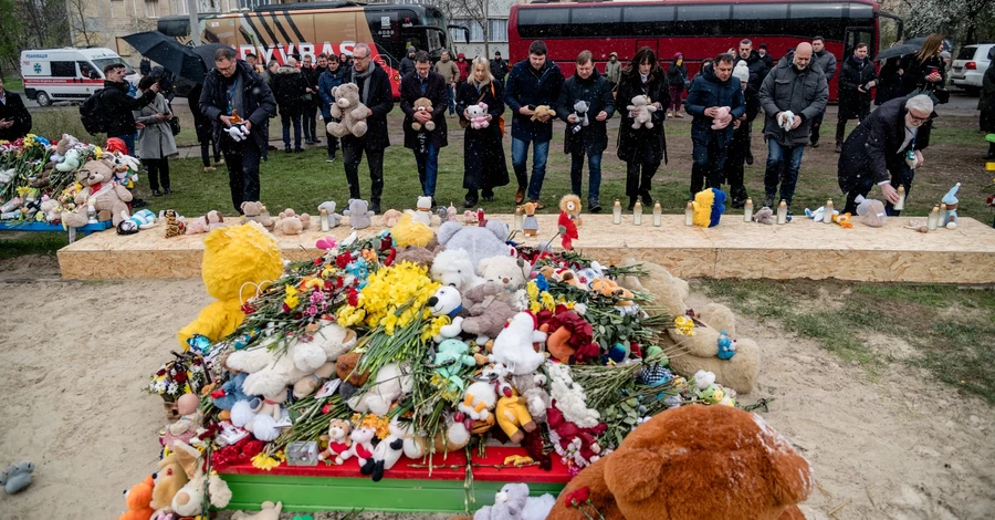 Иностранные послы посетили Кривой Рог и почтили память жертв российского удара 