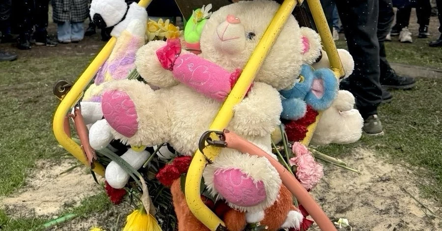 Посол США Бринк приехала в Кривой Рог и почтила память жертв удара РФ