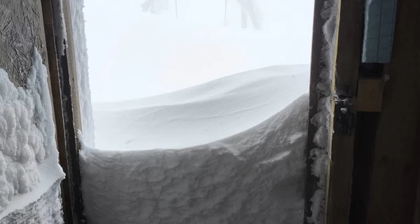 У Карпатах за добу випало 20 см снігу, перемети сягають метра